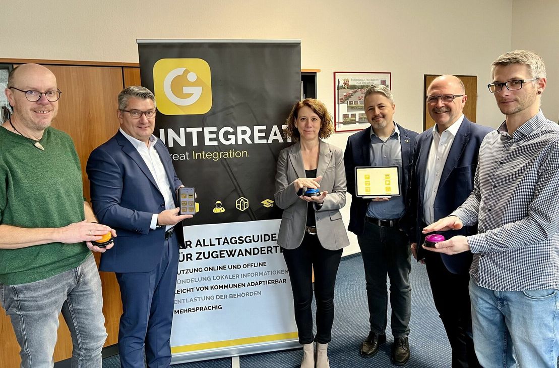 Landrat Miroslaw Kowalski und Bürgermeister Friedrich Marx geben gemeinsam mit den Akteuren aus Stadt- und Kreisverwaltung den symbolischen Startschuss.