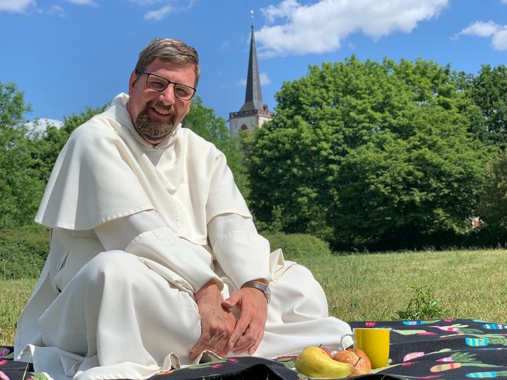 Tiersegnungen, Auto-Gottesdienste, Kultur- und Naturveranstaltungen, aber auch das ungeschönte Aufzeigen von Missständen in der Katholischen Kirche: Dafür steht Pater Albert. Der 54-Jährige Dominikaner ist u.a. Wallfahrtsrektor in Klausen.