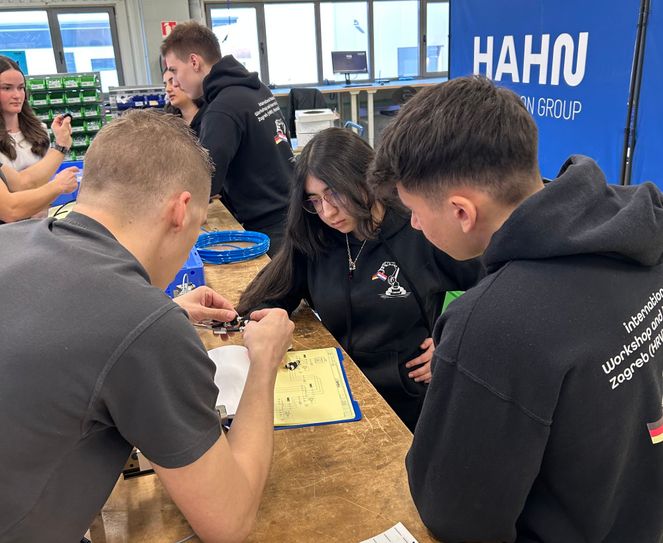 Beim Austausch wurde unter anderem die Berufswelt der Elektrotechnik erlebbar gemacht.