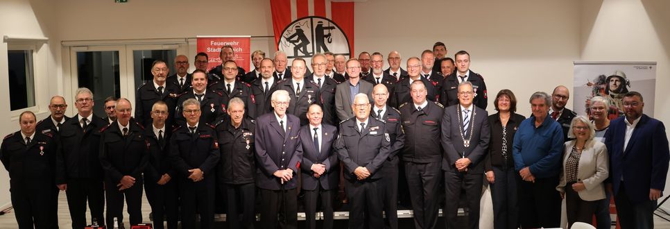 Gruppenbild mit den Geehrten: Bei der diesjährigen Feuerwehr-Jubilarehrung im Seehaus im Seepark Zülpich konnte Bürgermeister Ulf Hürtgen (7.v.r.) insgesamt 36 Feuerwehrleute für 25, 35, 40, 50, 60 und sogar 70 Jahre Treue zur Feuerwehr auszeichnen. 	Foto: Stadt Zülpich / Kai Steinmetz