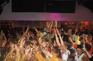 In der Tenne feiert die karnevalistische Jugend.