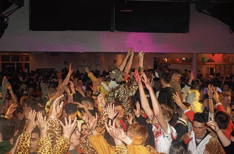 In der Tenne feiert die karnevalistische Jugend.