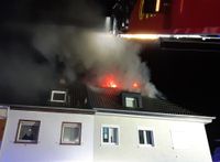 Nach einem nächtlichen Dachstuhlbrand ist ein Reiheneckhaus in der Straße Herlesweiden innd Bad Kreuznach unbewohnbar.