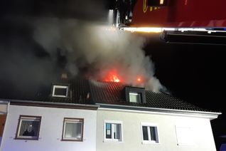 Nach einem nächtlichen Dachstuhlbrand ist ein Reiheneckhaus in der Straße Herlesweiden innd Bad Kreuznach unbewohnbar.