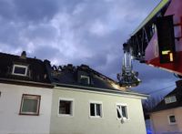 Nach einem nächtlichen Dachstuhlbrand ist ein Reiheneckhaus in der Straße Herlesweiden innd Bad Kreuznach unbewohnbar.