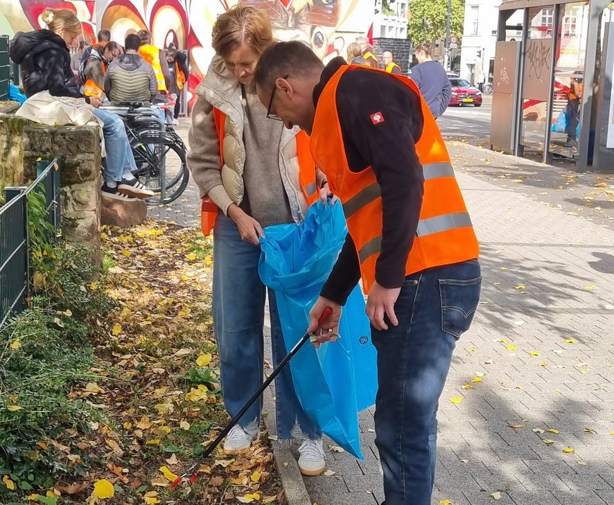 In der letzten Phase lief die Reinigungsaktion auch an einem Beet neben dem Spielplatz an der Stresemannstraße. Dabei waren auch zwei Mitarbeitende des Bürgerservice im Einsatz.
