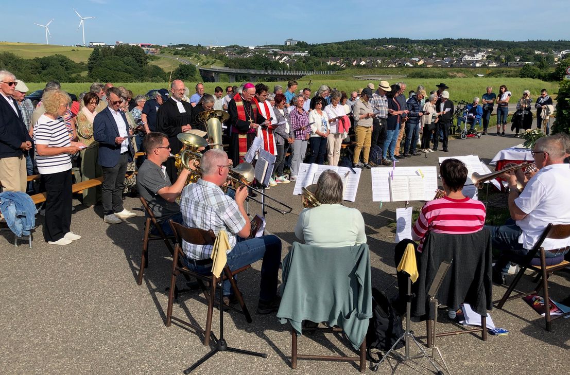 Gut 200 Katholiken und Protestanten feierten am Wegekreuz bei Uhler einen ökumenischen Gottesdienst.