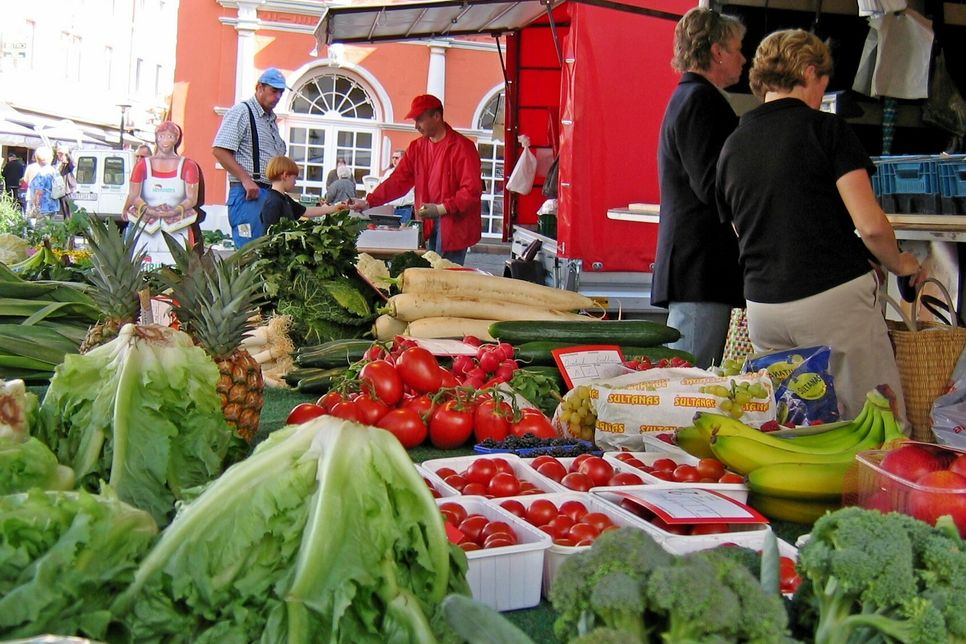 Auch am Marktplatz gibt es Köstlichkeiten wie frisches Obst und Gemüse.