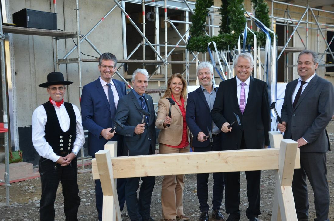 Polizeipräsident Dirk Weinspach (3.v.l.), Jürgen Mathies (Staatssekretär im NRW-Innenministerium, 2.v.r.) und Vertreter des Bauherrn HOCHTIEF feiern das Richtfest des neuen Aachener Polizeipräsidiums an der Trierer Straße in Brand.Foto: T. Förster