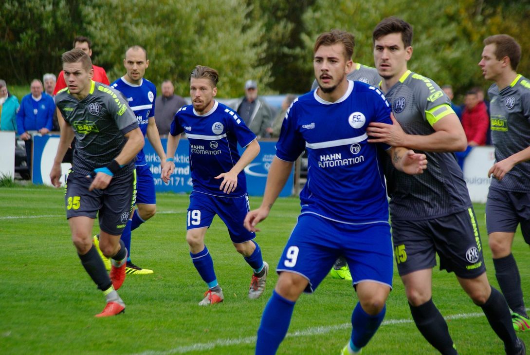 Tim Hulsey (19) machte den 1:0-Führungstreffer für Karbach, Enrico Köppen (9) sorgte kurz vor Schluss für den 3:3-Ausgleich. (Foto: Arno Boes)