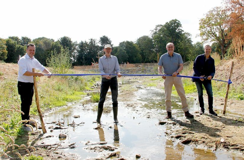 Bürgermeister Sacha Reichelt (v.li.), Dr. Christian Gattke (Erftverband, Abteilungsleiter Flussbewirtschaftung), Erftverbandsvorstand Dr. Bernd Bucher und Wolfgang Honecker (Technischer Beigeordneter Stadt Euskirchen) weihten das neue Flussbett ein.
