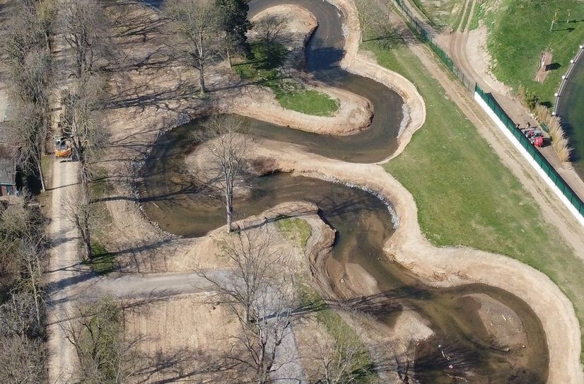 Das Luftbild zeigt den neuen Verlauf mit Mäandern.