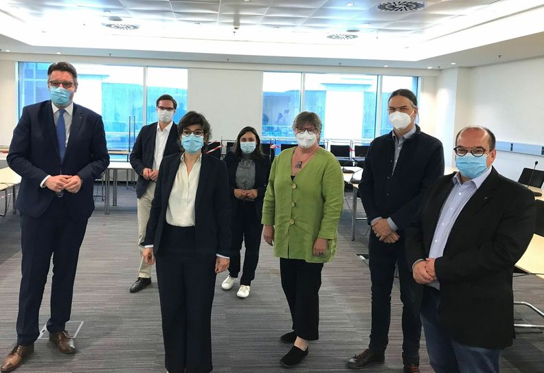 Die belgische Energieministerin Tinne Van der Straeten (3.v.l.) hat jetzt in Brüssel gegenüber Städteregionsrat Dr. Tim Grüttemeier (l.) und einer politischen Delegation aus Aachen versichert, dass Tihange 2023 abgeschaltet wird. Foto: Detlef Funken / Städteregion Aachen