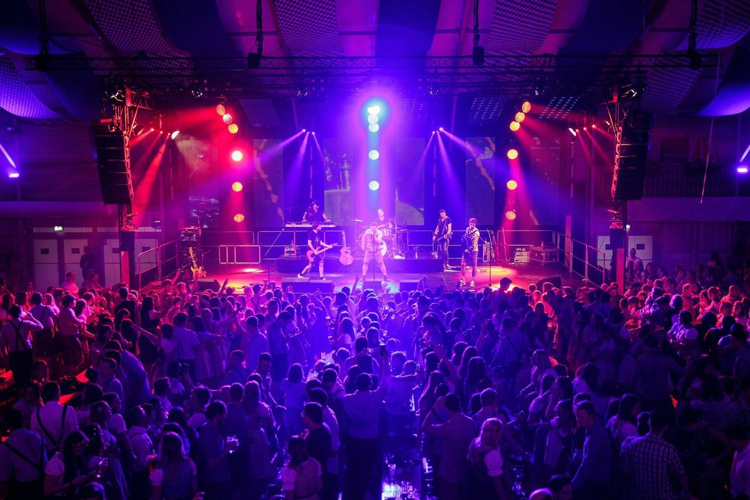 Das Finale mit den Dorfrockern. Foto: Bungert