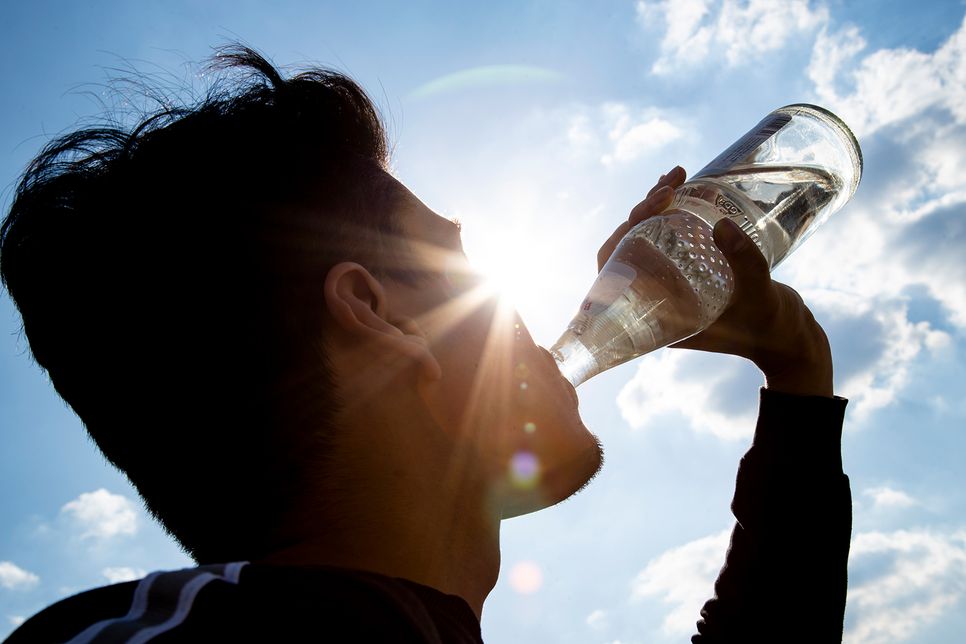Ersetzt 37 PET-Flaschen: Die „Glasperlenflasche“ ist die am meisten verbreitete Mehrweg-Wasserflasche. Sie steht nicht nur bei der Ökobilanz ganz oben, sondern sichert auch Jobs bei Herstellern und Abfüllern.   Foto: NGG