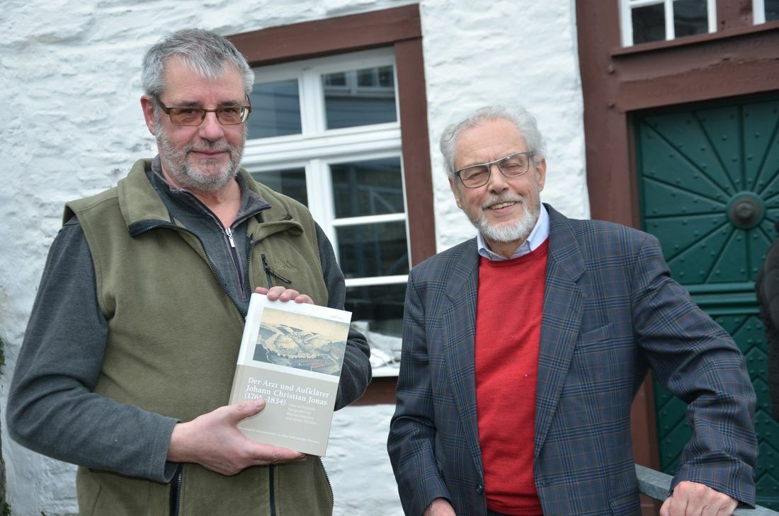 Stolz auf ihr neuestes Werk über den Arzt und Aufklärer Johann Christian Jonas: Toni Offermann (l.) und Elmar Neuß vom Geschichtsverein des Monschauer Landes, die heute noch Spuren des von Jonas Beschriebenen in der Altstadt finden. Foto: T. Förster