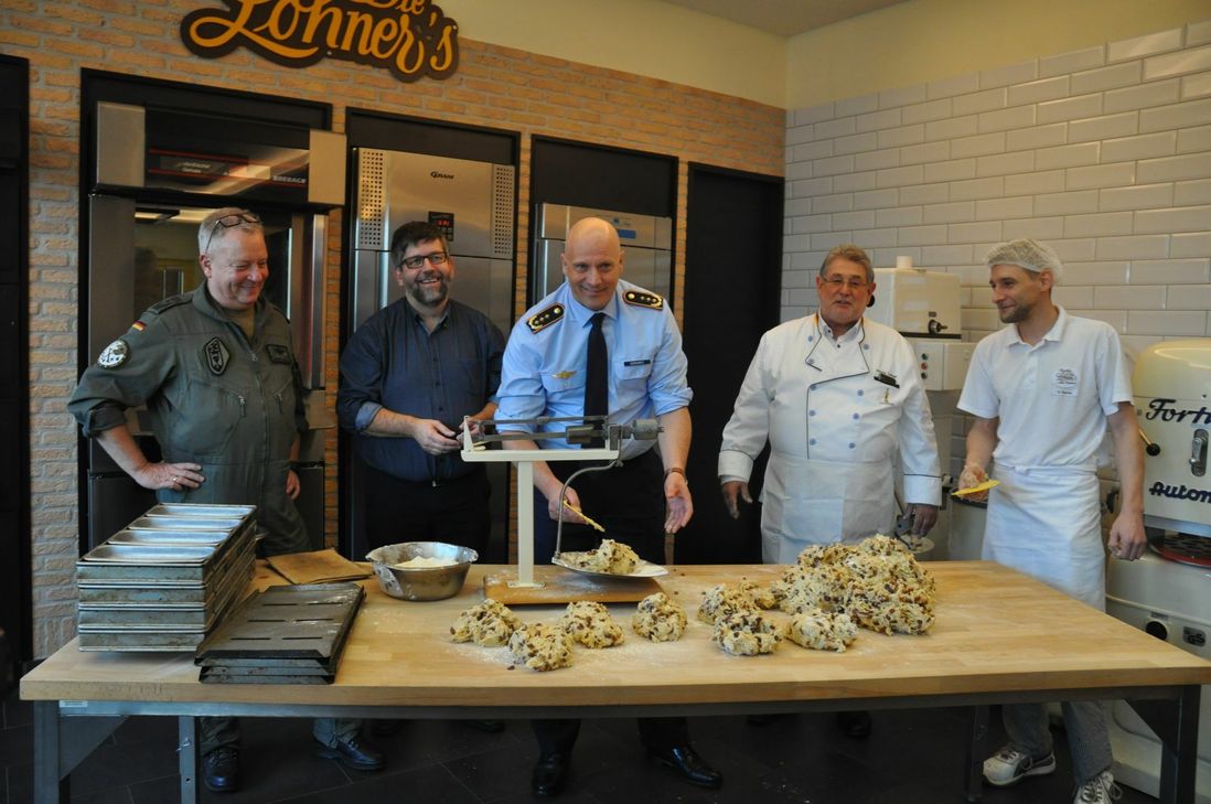Fleißige Bäcker im Einsatz (v. l.): Oberst Thomas Schneider, Kommodore Taktisches Luftwaffengeschwader 33, Wolfgang Lambertz, Bürgermeister VG Cochem, Generalleutnant Ingo Gerhartz, Inspekteur Luftwaffe, Achim Lohner und David Sachse, Leiter Konditorabteilung "Die Lohner's".