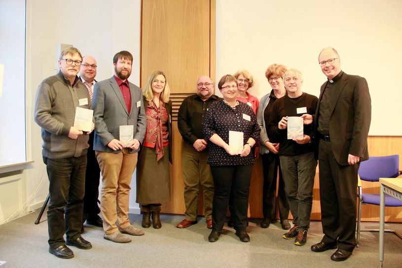 Die Steuerungsgruppe der vier pastoralen Berufsgruppen überreichte den Ethikkodex an Bischof Ackermann. Foto: Bistum