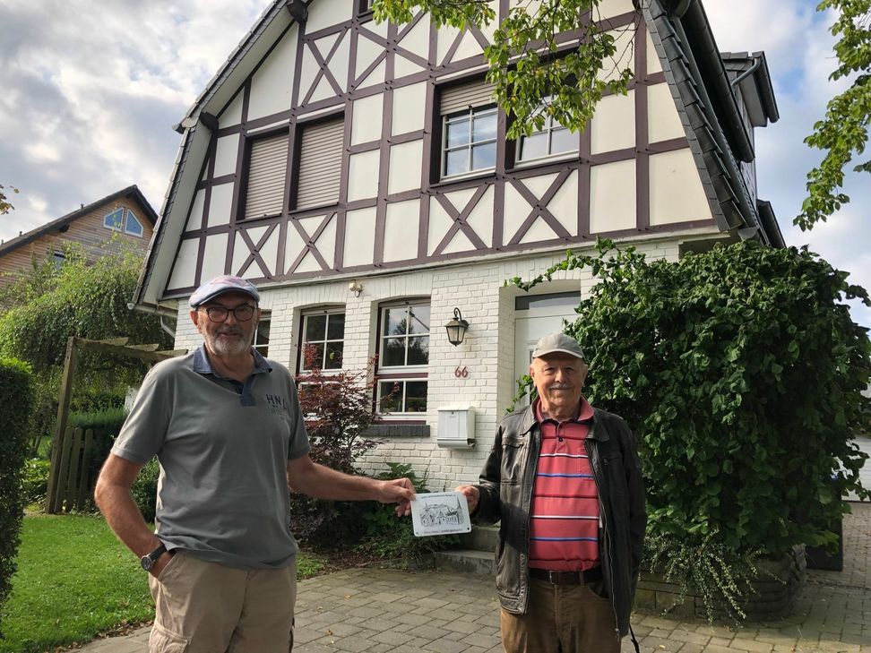 Das Haus an der Bundesstraße 66 wurde 1911 erbaut 1911 und 1994 grundrenoviert. Franz Schroeder und Rolf Wilden werden schon bald die Plakette »Altes Haus - schön gemacht« des Heimat- und Geschichtsvereins Roetgen verleihen. Foto: T. Förster