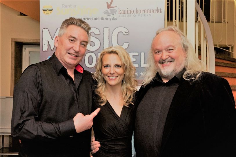 Anderen helfen, das hat sich Sonja Storz (Bildmitte) seit Jahren auf die Fahnen geschrieben. Dafür gewinnt sie jedes Jahr bekannte Musiker wie im vergangenen Jahr Thomas Kiessling (links) und Helmut Leiendecker. Foto: FF