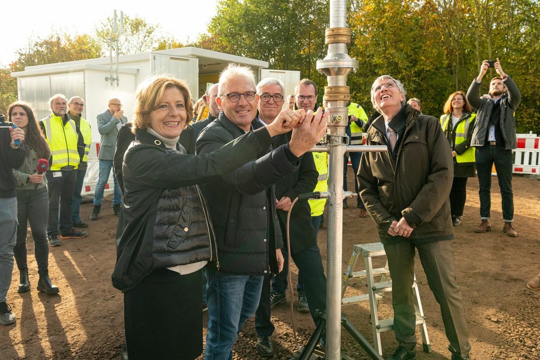 Ministerpräsidentin Malu Dreyer, evm-Vorstandsvorsitzender Josef Rönz, Innenminister Roger Lewentz, enm-Geschäftsführer Andreas Hoffknecht und Umweltstaatssekretär Erwin Manz (von links) bei der Entzündung der Gasfackel. Foto: Dominik Ketz/evm