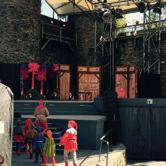 1200 glückliche Kinder auf der Burg Monschau, erklärt der Veranstalter. Foto: Monschau Festival