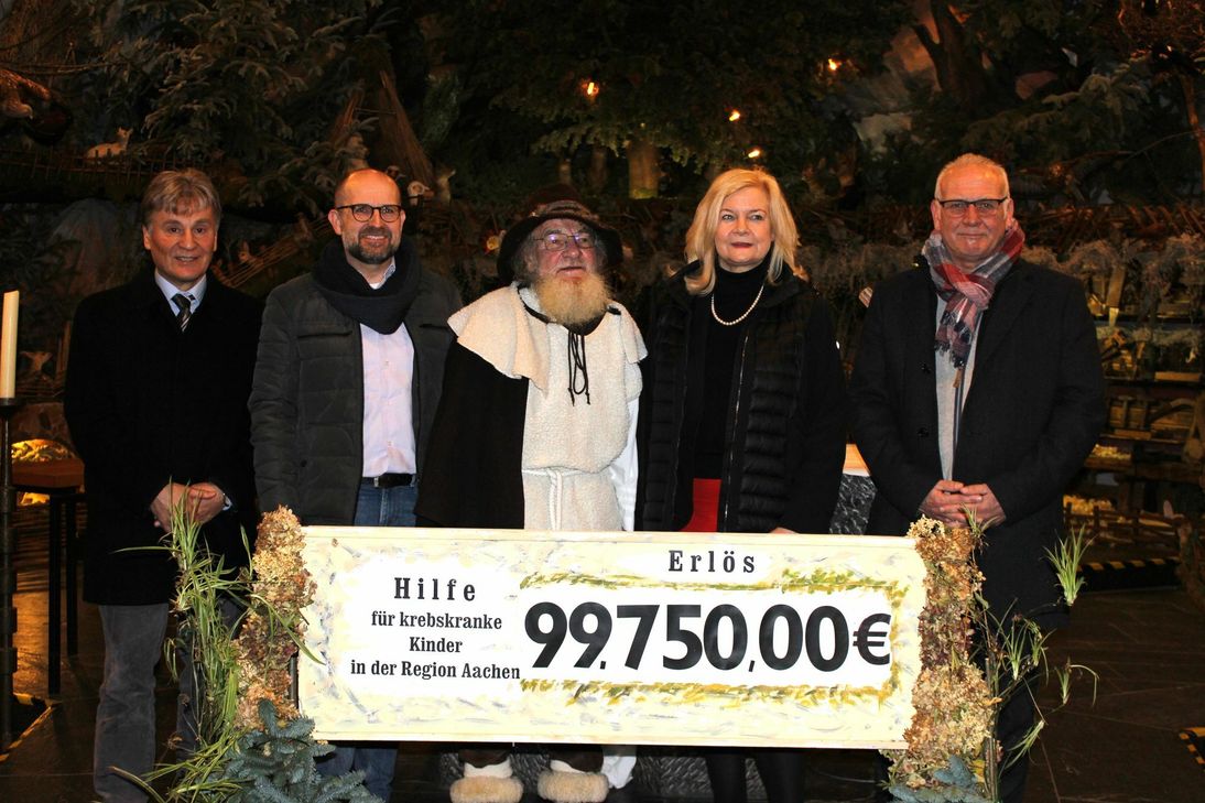 Der singende Hirte, Reiner Jakobs, präsentiert seine Rekordspende umrahmt von (v.l.) Prof. Dr. Udo Kontny (Kinderonkologie), Peter Schanz (Förderkreis), Bürgermeisterin Margareta Ritter und Höfens Ortsvorsteher Heinz Mertens. Foto: Scheffen