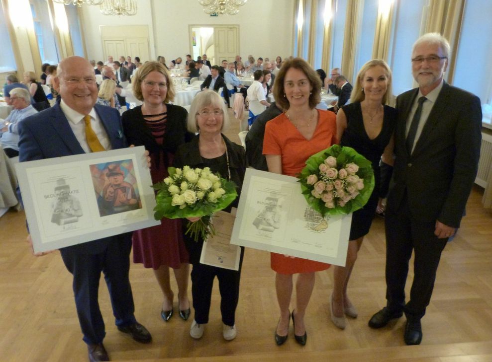 Stiftungsvorsitzender Hartmut Schwiering, Stiftungsvorstand Monika König, Ehrenstifterin Ingeborg Wagner, Laudatorin Dr. Katarina Barley, Stiftungsrätin Dr. Andrea Niewodniczanski und Stiftungsratsvorsitzender Dr. Karl-Heinz Frieden Foto: Stiftung