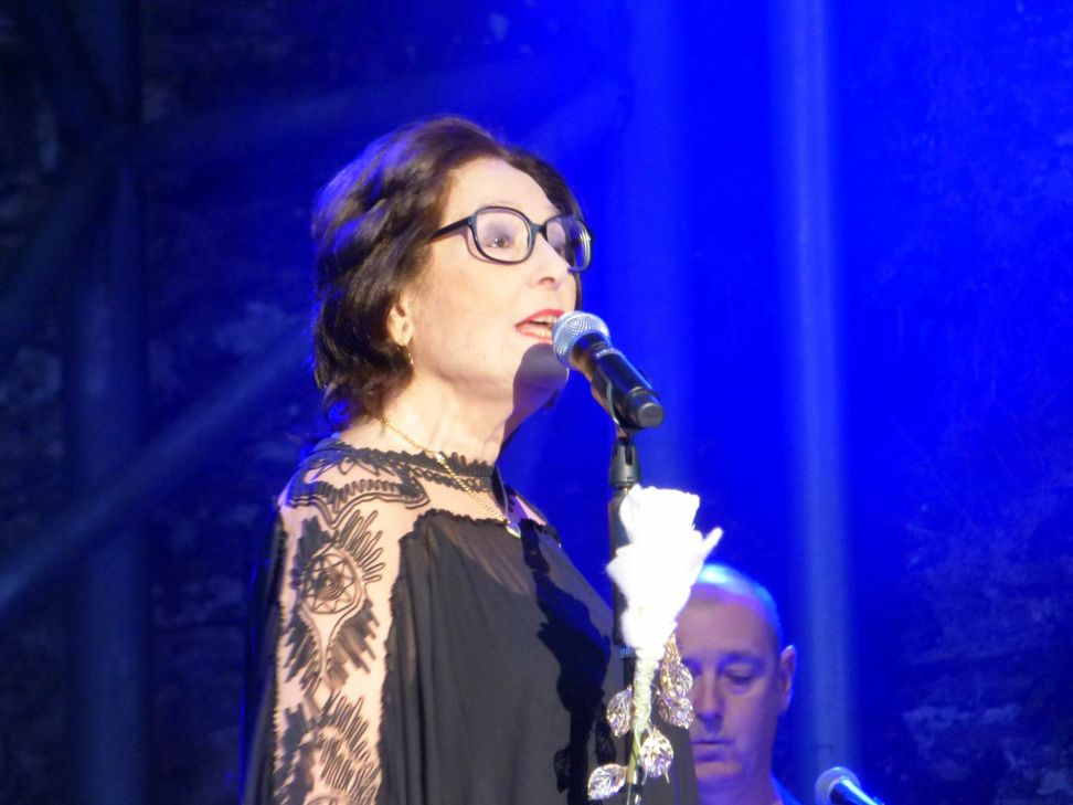 Nana Mouskouri begeistert: Mit Welthits, Bekenntnissen zu ihrer griechischen Heimat oder Neuinterpretationen von Werken anderer Künstler.
