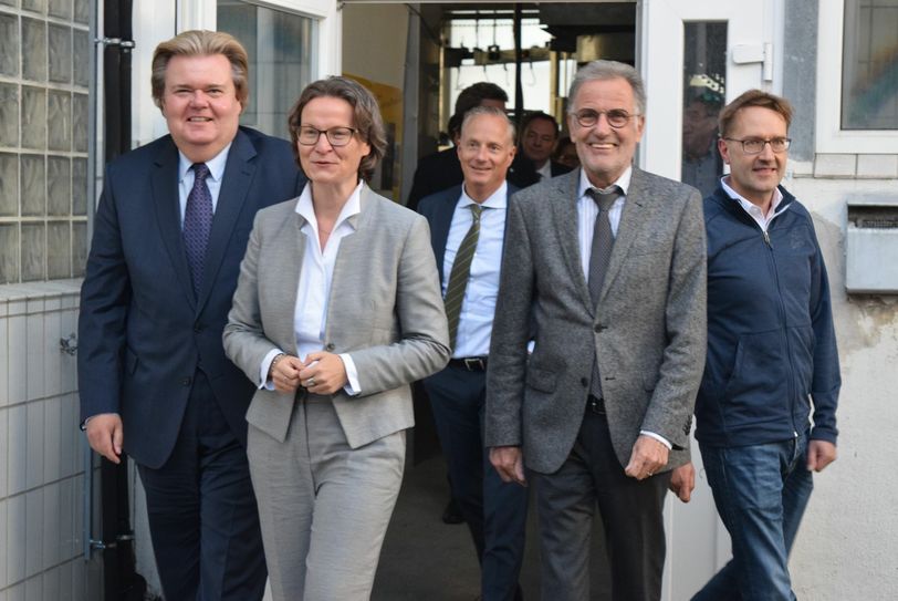 Bei einem Rundgang mit Vertretern aus Politik und Wirtschaft durch den alten Schlachthof:  Ministerin Ina Scharrenbach, Bürgermeister Dr. Uwe Friedl (2.v.r.), Eugebau-Geschäftsführer Oliver Knuth (r.). Foto: Breuer