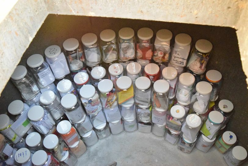 Die fünf Kubikmeter große Zeitkapsel wurde zum Start des Erftquartiers mit diversen Bildern, Texten und Medien bestückt und wird in 50 Jahren wieder geöffnet. Foto: Breuer