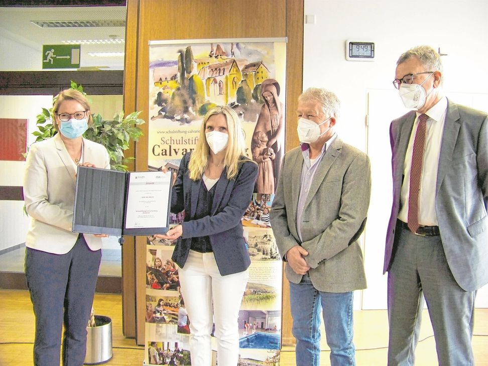 "Förderbescheid DigitalPakt an Schulstiftung Calvarienberg"
Ministerin Dr. Stefanie Hubig (links) überreicht den Förderbescheid an Stiftungsvorständin Dr. Annette Gies, Schulleiterin des Gymnasiums Calvarienberg, und Stiftungsvorstand Gerald Charlier, Schulleiter der Realschule Calvarienberg (Mitte links und rechts), im Beisein von ISB-Vorstandssprecher Ulrich Dexheimer (rechts).