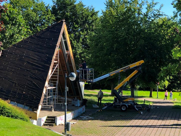 Der umstrittene Musikpavillon am Simmerather Rathausplatz ist Geschichte. Entstehen soll dort ein Mehrgenerationenplatz mit sportlichem Fitnessangebot - mittelfristig als Teil eines Parks inmitten von Simmerath.