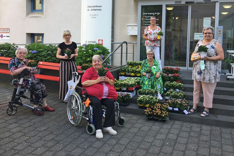 Bei der Übergabe der Blumenspende (von links): Margarete Schmitz (Bewohnervertretung), Christiane Jeub, Ursula