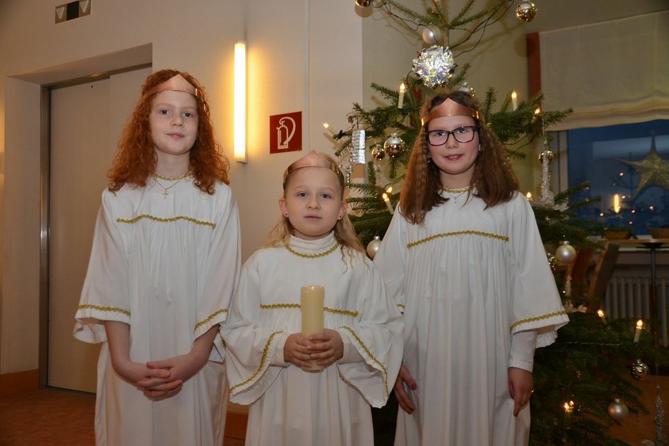 Katharina Schwarz (v.l.), Julia Lemaire und Nele Bongard sind in diesem Jahr die Weihnachtsengel der Eifelklinik. Foto: T. Förster