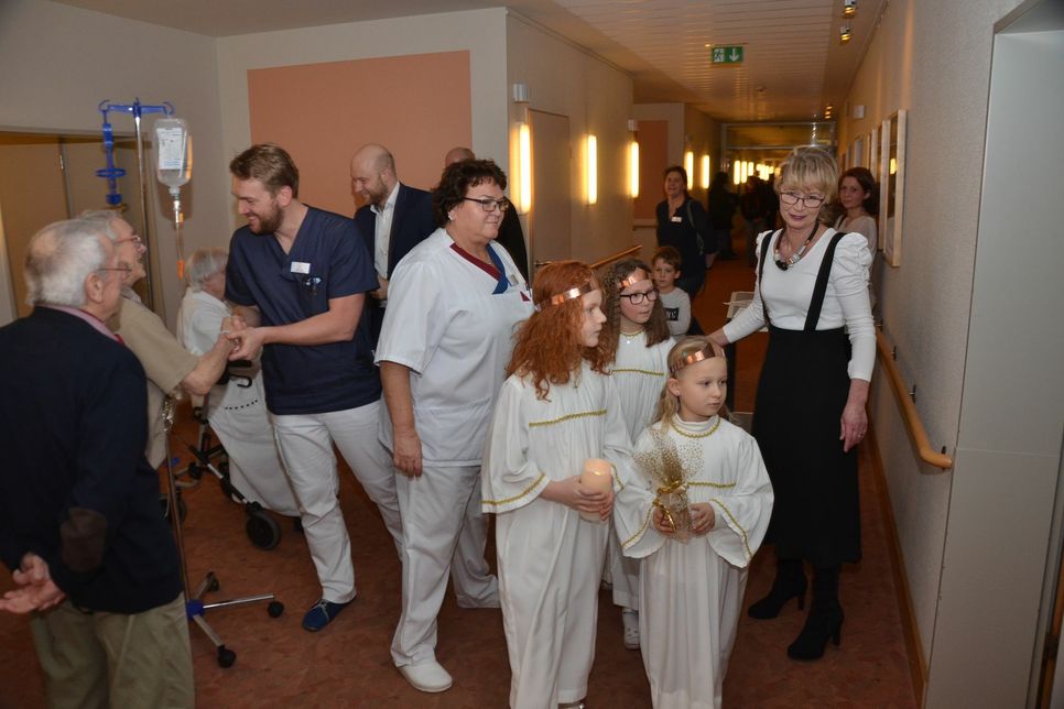 81 Patienten wurden von den Engelchen beschenkt. Gute Wünsche gab es von Klinikleitung und Personal. Foto: T. Förster