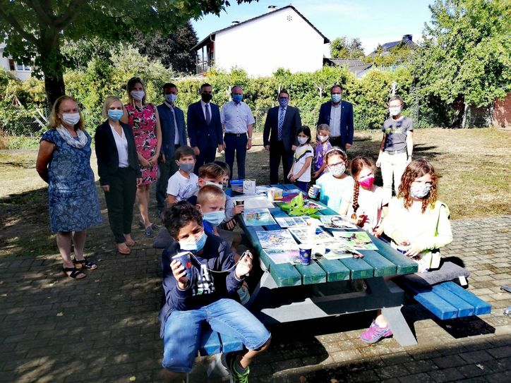 Schülerinnen und Schüler der Klasse 3 c der Grundschule Wittlich-Friedrichstraße entdecken im Schulunterricht die Weinkulturlandschaft Mosel (Foto: DLR Mosel).