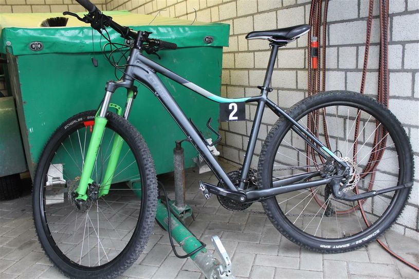 Die Polizei hat ein dunkles Fahrrad der Marke Cube sichergestellt. Foto: Polizei