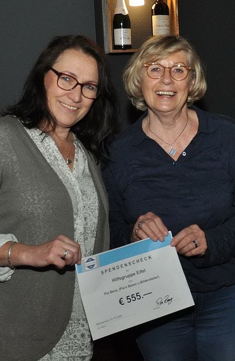 Pia Benz (links), die Ortsvorsteherin von Katzvey, hatte Corona-Schutzmasken zugunsten der Hilfsgruppe Eifel genäht. Jetzt übergab sie beim Roggendorfer Stammtisch 550 Euro an Kathi Greuel. Pia Benz ist selbst engagiertes Mitglied der Kaller Kinderkrebshilfe. Foto: Reiner Züll pp/Agentur ProfiPress