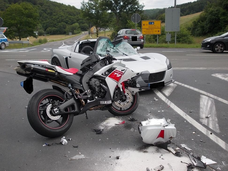 Um die kommende Motorradsaison unbeschadet zu überstehen, sollten Motorradfahrer einige wichtige Verhaltensregeln beachten. Denn im Straßenverkehr lauern viele Gefahren auf die Biker.