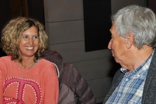 Die Zülpicher Rotkreuzlerin Simone Heiliger, hier im Gespräch mit Willi Greuel, wurde 18 Jahre nach ihrer Teilnahme an einer Typisierungsaktion der Hilfsgruppe Eifel, als Stammzellenspenderin für einen Patienten in England herangezogen. Foto: Reiner Züll pp/Agentur ProfiPress