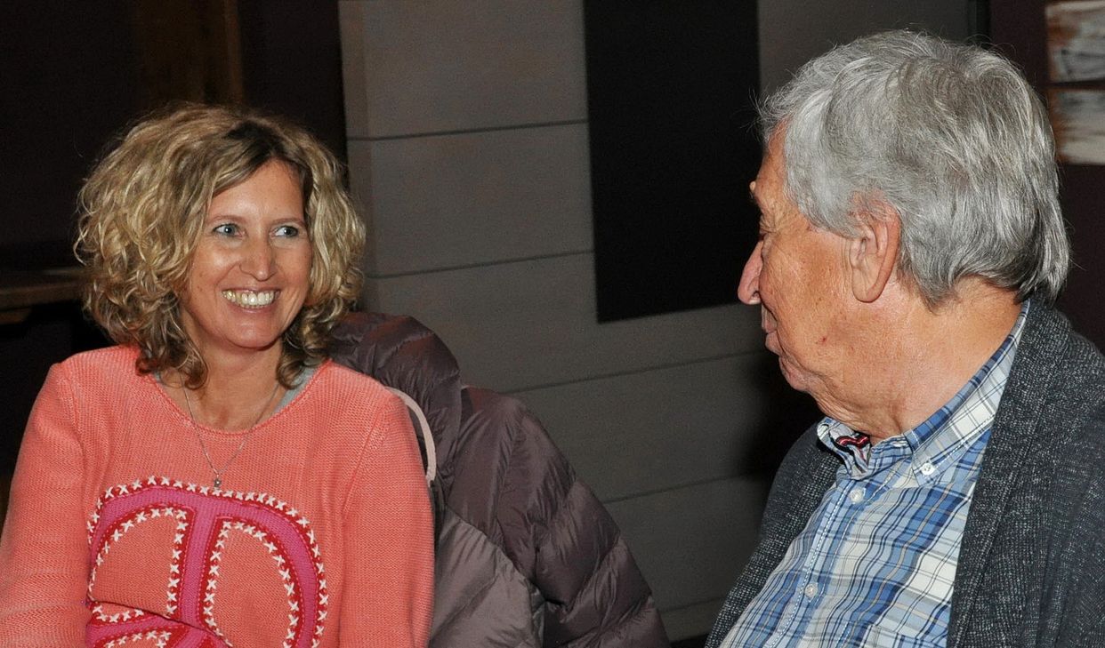 Die Zülpicher Rotkreuzlerin Simone Heiliger, hier im Gespräch mit Willi Greuel, wurde 18 Jahre nach ihrer Teilnahme an einer Typisierungsaktion der Hilfsgruppe Eifel, als Stammzellenspenderin für einen Patienten in England herangezogen. Foto: Reiner Züll pp/Agentur ProfiPress