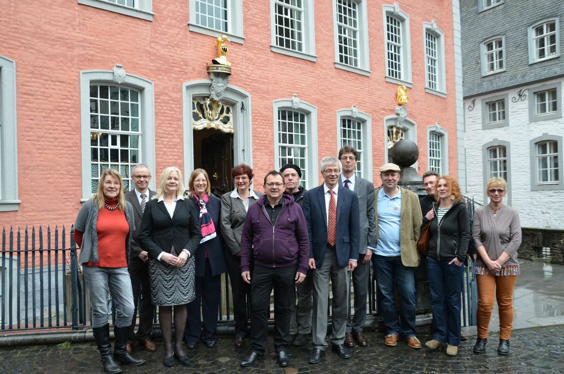 Nach zehn Jahren zieren die beiden vergoldeten Hauszeichen wieder Monschaus Rotes Haus. Der goldene Helm steht für den adligen, erhobenen Status der Familie Scheibler, der Pelikan für den Ernährer vieler Menschen in der Region - beide wurden aufwändig im Auftrag des Landschaftsverbandes Rheinland restauriert.