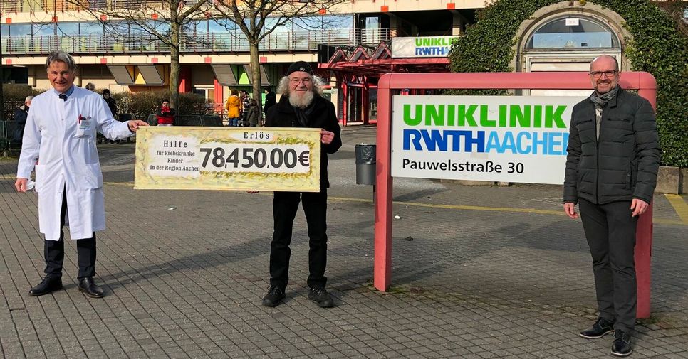 Prof. Dr. med Udo Kontny, Leiter der Kinderonkologie in der Uniklinik, und Peter Schanz, Vorsitzender des Förderkreises »Hilfe für krebskranke Kinder« e.V. , freuen sich über die stolze Spendensumme, die der »singende Hirte« Reiner Jakobs mit einem symbolischen Scheck überreichte.