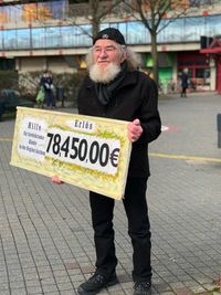 Der "singende Hirte" Reiner Jakobs mit seinem symbolischen Spendenscheck.