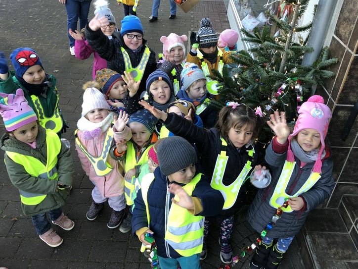 Viel Spaß hatten die Kinder, die Bäume mit selbstgebasteltem Schmuck zu behängen. mn-Foto