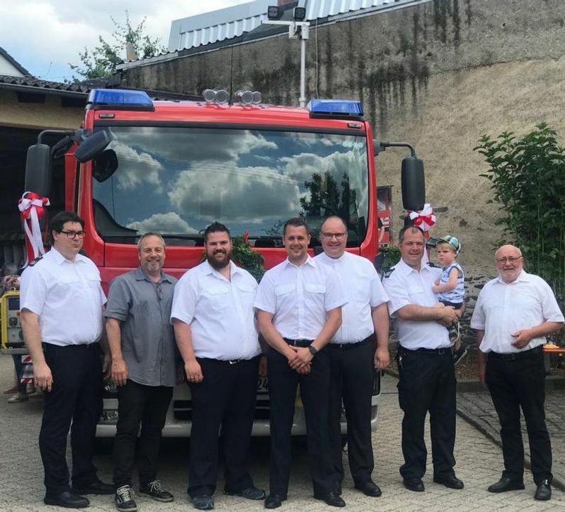 Über das neue TSF-W freuen sich (von rechts): Beigeordneter Dr. Bernhard Koll, Wehrleiter Martin Wolff, Dechant Jörg Schuh, der stellvertretende Wehrführer Nico Kasper, Wehrführer Mathias Lang, Ortsbürgermeister Stefan Dörr und der stellvertretende Wehrleiter Bernd Krechel.