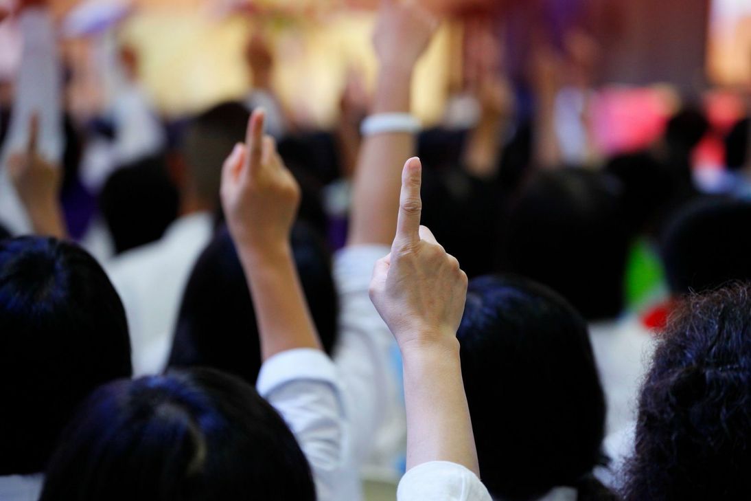 Bei der WochenSpiegel-Auktion müssen Sie zwar nicht den Finger heben, aber schnell tippen sollten Sie können. Ab 18. Juli können Sie online hochwertige Artikel ersteigern. Foto: Akaruwat/Fotolia