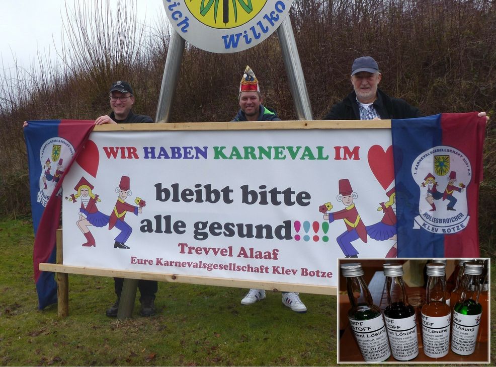 Wie die Höfener Biebesse rufen auch die Klev Botze aus Rollesbroich die Dorfbevölkerung zum karnevalistischen Schmücken der Häuser auf. Marc Schulze (v.r.), Marc Topp und Hermann Schmalt weisen zudem darauf hin, dass man im Trevveldorf einen »Impfstoff« entwickelt hat, der am Tulpensonntag im Ort verteilt wird. Foto: Hoffmann