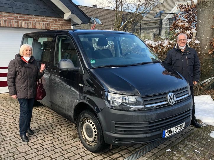 Marlene Bursch (l.) hat für den Weg zum Aachener Impfzentrum den Fahrdienst der Monschauer CDU angenommen. Chauffiert wurde sie von Georg Kaulen. Foto: T. Förster